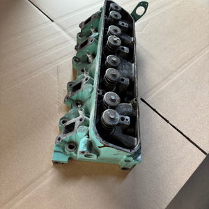 LDF001020 - Cylinder Head PAIR Series V8 USED